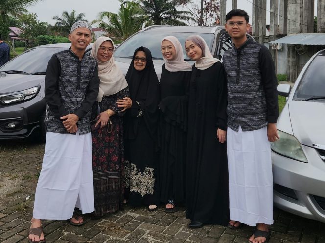 
					Rantang yang Tak Pernah Kosong
(Catatan kecil tentang cinta, tawa, dan kampung Pangean tahun 70an)