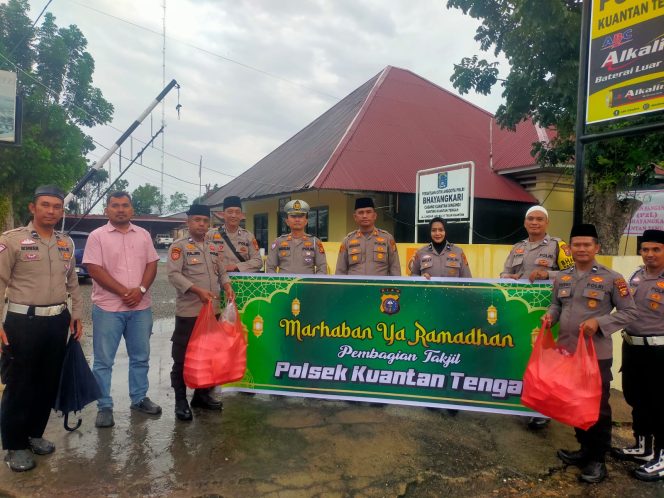 
					Peduli Sesama di Bulan Suci, Kapolsek Kuantan Tengah Gelar Aksi Berbagi Takjil