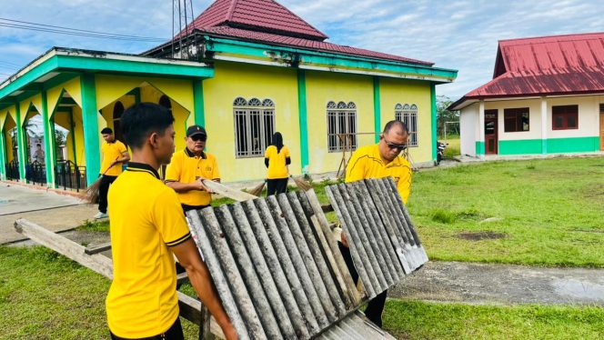 
					Polres Meranti Serta Polsek Jajaran, Laksanakan Gerakan Indonesia Asri Bersihkan Masjid Serentak