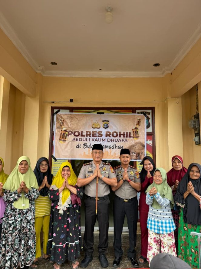 
					Kapolres Rohil Bagikan Sembako Untuk Kaum Dhuafa Di Kecamatan Batu Hampar