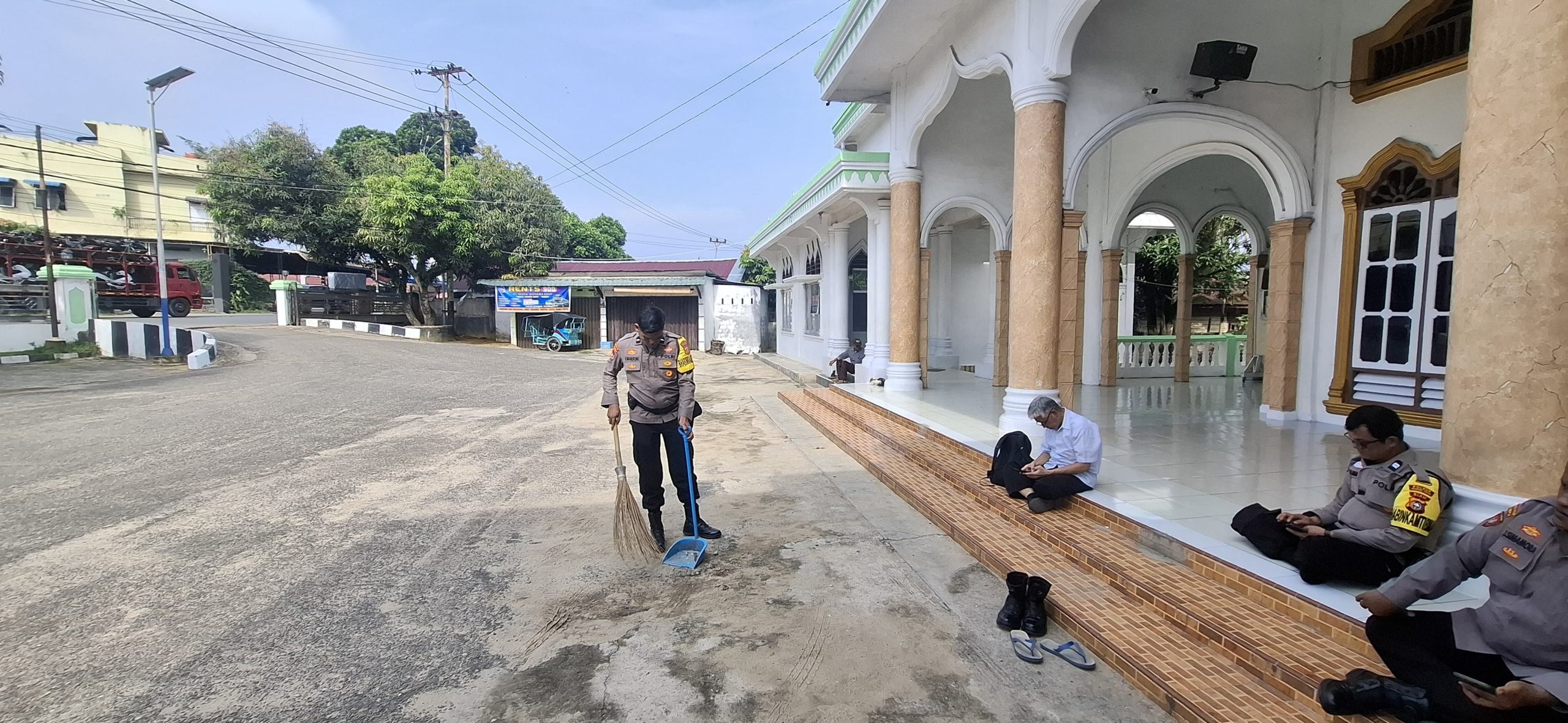 Giat Berubah di Masjid Raya Annur, Polsek Bagan Sinembah Serahkan Alat Kebersihan Masjid