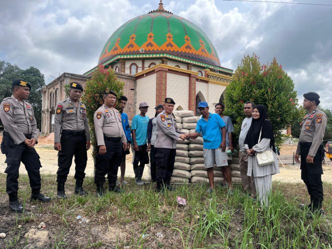 
					Serahkan 80 Zak Semen, Sat Samapta Polres Rohil Bantu Pembagunan Masjid