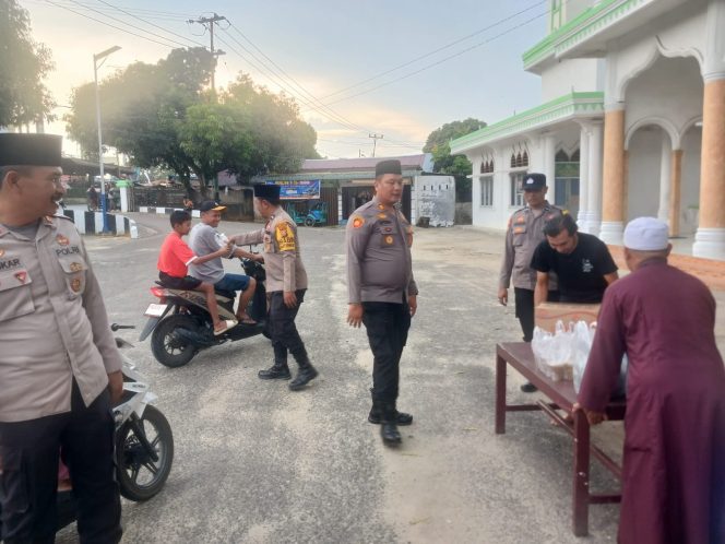 
					Bagi Takjil di Bulan Ramadhan 1447H, Bentuk Kepedulian Polsek Bagan Sinembah pada Warga