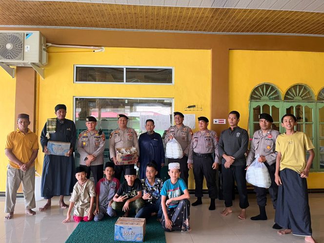 
					Berbagi Takjil Dibulan Ramadhan, Bentuk Kepedulian Sat Samapta Polres Rohil pada Warga