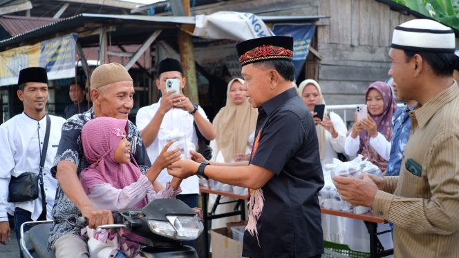 
					Bupati Meranti Bagikan 1.800 Takjil Ramadan di Tiga Titik Kota Selatpanjang