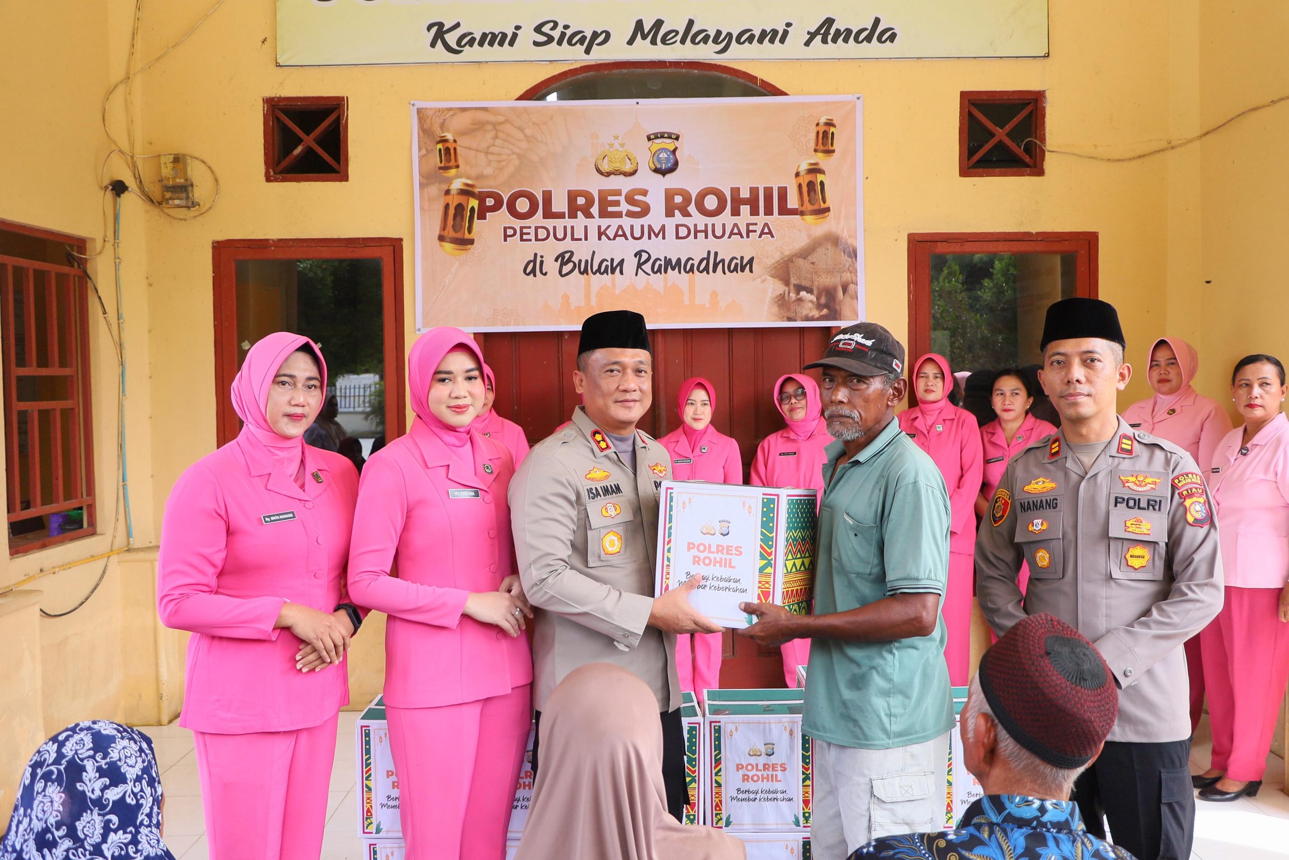 Peduli Kaum Dhuafa, Kapolres dan Ketua Bayangkari Cabang Rohil Salurkan 30 Paket Sembako di Bulan Ramadhan 1447 H