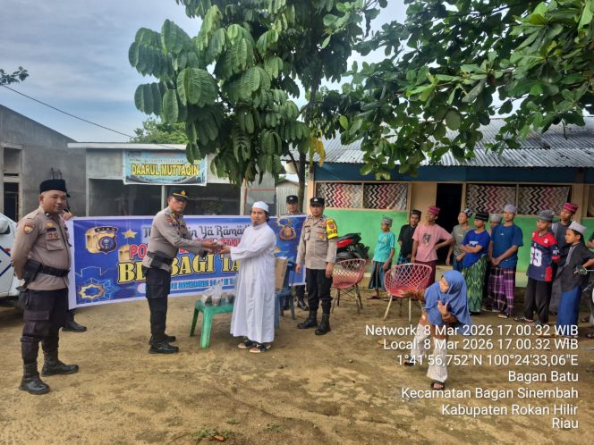 
					Lupakan Tugas Sejenak, Polsek Bagan Sinembah Berbagi Senyum dan Takjil Untuk Warga