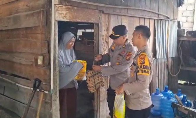 
					Momen Ramadhan 1447 H Salurkan Bantuan Sembako, Polsek Rambah Bantu Kaum Dhuafa