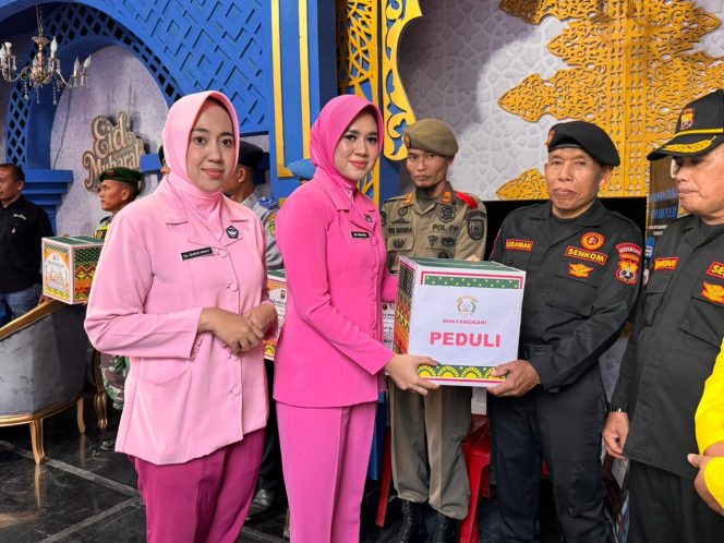 
					Momen Hangat di Pospam: Kapolres Rohil dan Ketua Bhayangkari Pastikan Rasa aman Pemudik