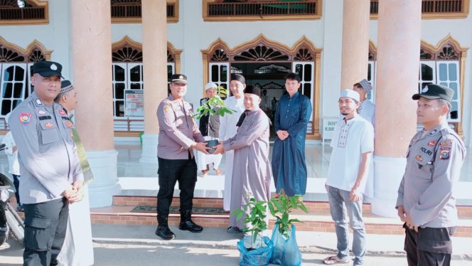 
					Amankan Sholat Idul Fitri 1447 H, Polsek Bagan Sinembah Serahkan Bibit Pohon Kepada Pengurus Masjid