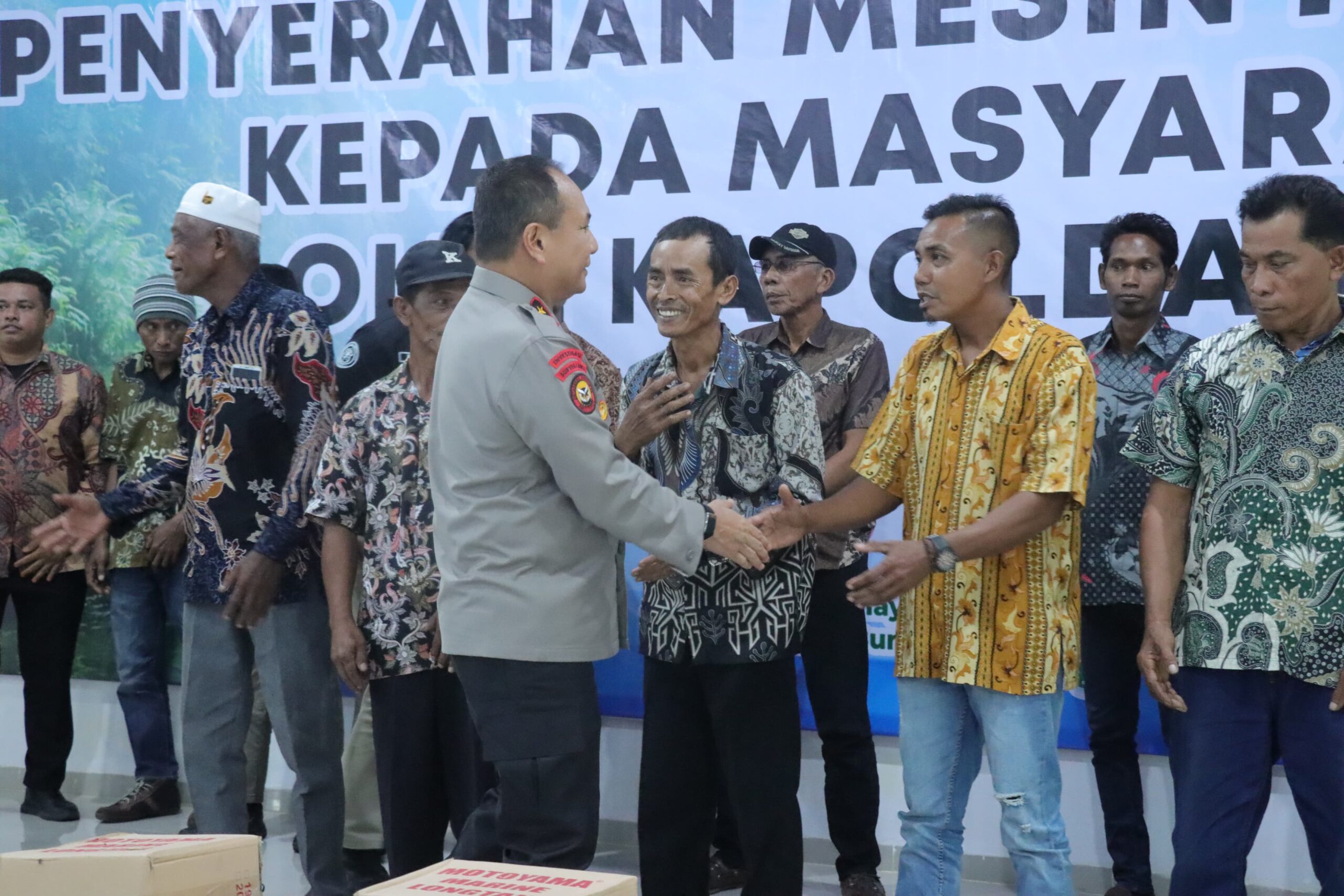 Kapolda Riau Bantu Nelayan Meranti, Dorong Ekonomi Warga Pesisir Dengan Mesin Ketinting