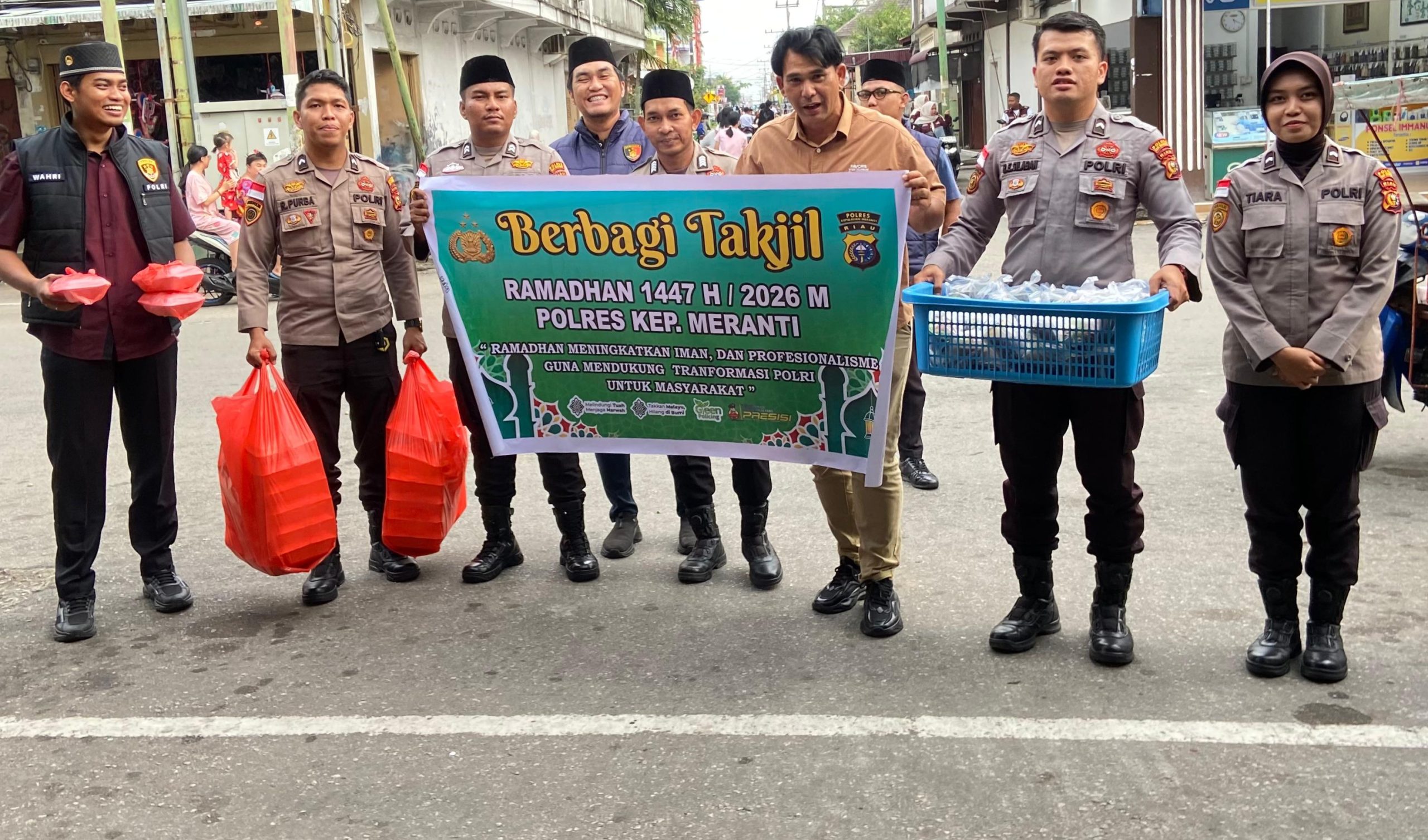 Berbagi Takjil di Bulan Ramadhan, Polres Meranti Sambangi Kempang dan Sampaikan Layanan 110