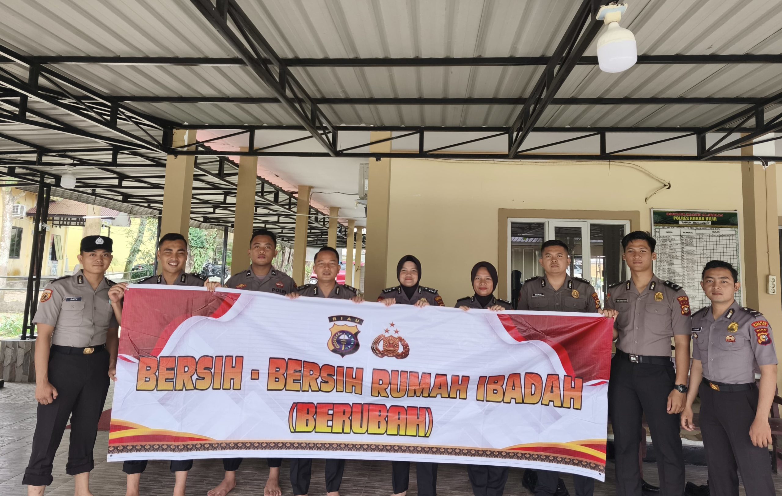 Bukan Hanya Jaga Keamanan, Polres Rohil Turun Tangan Jadi Pasukan “BERUBAH” Bersih-Bersih Rumah Ibadah