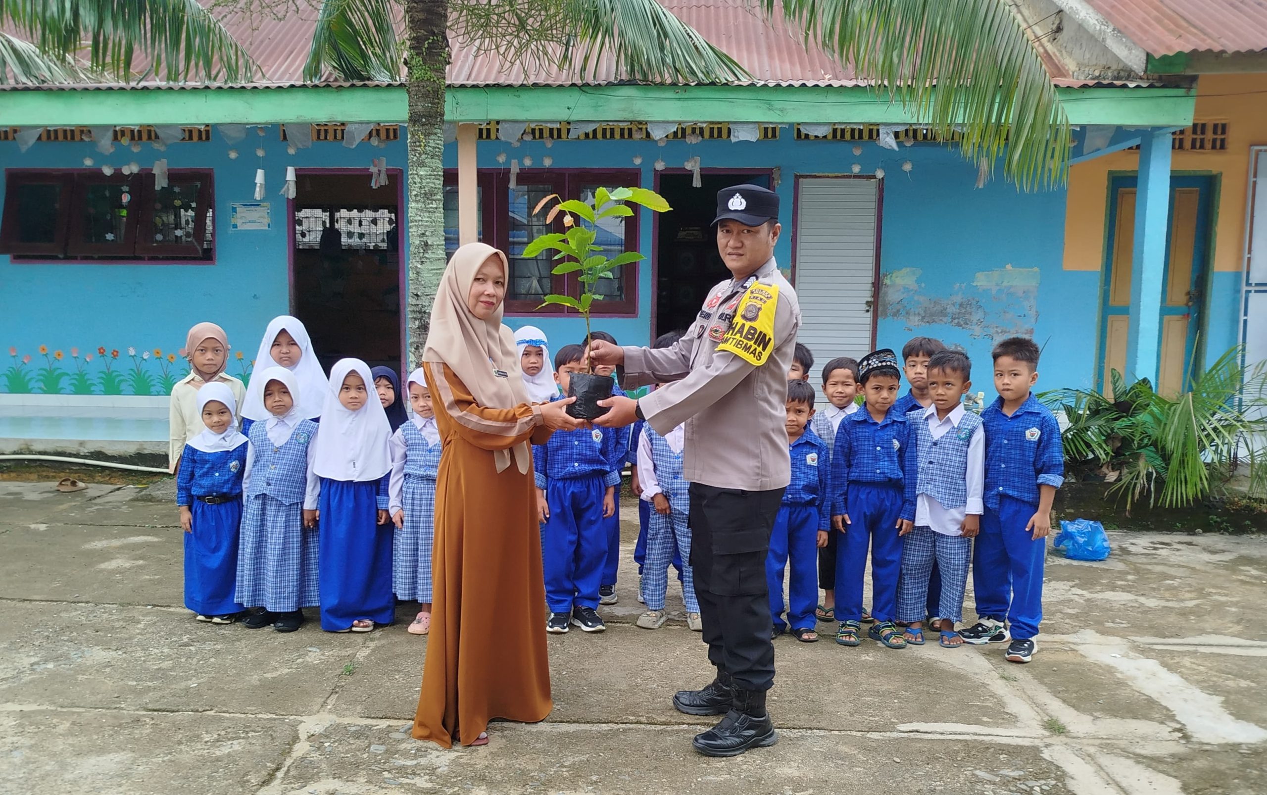 Menanam Kebaikan Menuai Udara Segar, Polsek Bagan Sinembah Green Policing Ciptakan Suasana Hijau Disekolah