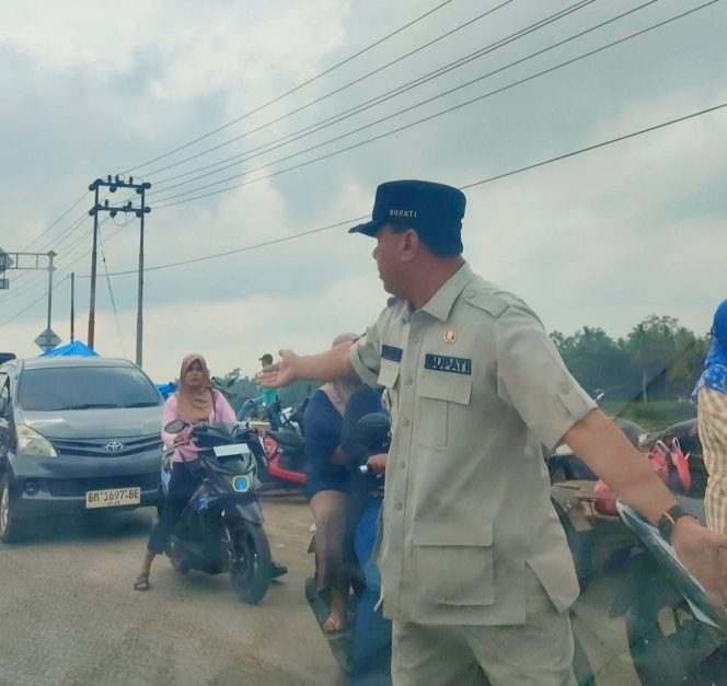 
					Sigap! Bupati Kuantan Singingi Turun Langsung Atur Lalu Lintas di Pasar Kamis Benai