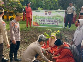 Wujudkan Green Policing, Kanit Binmas Polsek Pangean Hijaukan Lingkungan SMA N 1 Pangean