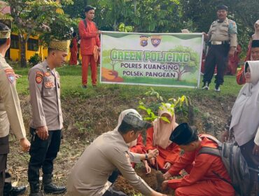 Wujudkan Green Policing, Kanit Binmas Polsek Pangean Hijaukan Lingkungan SMA N 1 Pangean