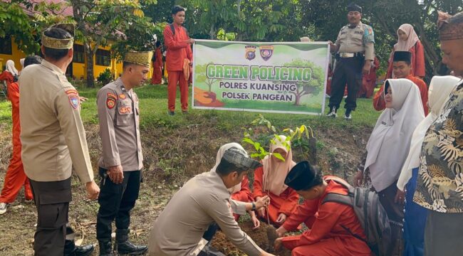 Wujudkan Green Policing, Kanit Binmas Polsek Pangean Hijaukan Lingkungan SMA N 1 Pangean