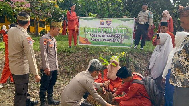 
					Wujudkan Green Policing, Kanit Binmas Polsek Pangean Hijaukan Lingkungan SMA N 1 Pangean