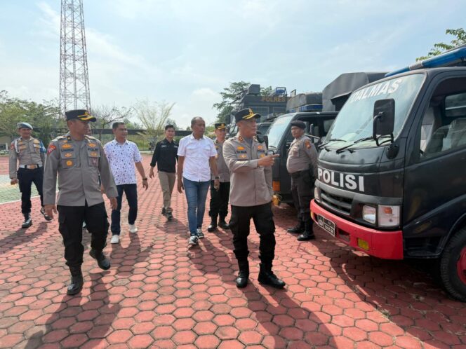 
					Hadapi Situasi Nasional Kapolres Rohil Cek Kesiapan Peralatan Dalmas dan Ranmor