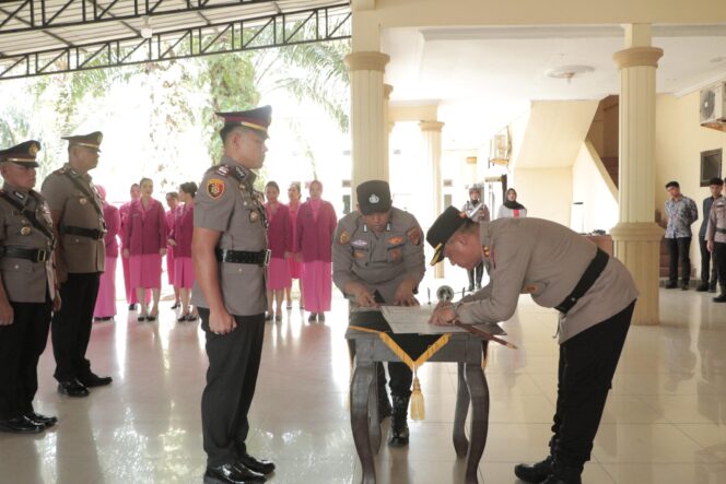 
					Sejumlah Pejabat Utama dan Kapolsek Bergeser, lni Daftar Pangkat dan Jabatan Baru