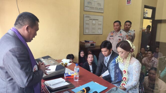 
					Wujud Kepedulian dan Humanisme Polri, Polsek Pujud Fasilitasi Pernikahan Tahanan