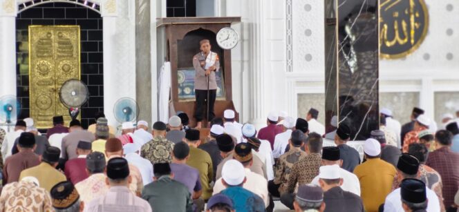 
					Suhu Panas Usai Demo, Kapolres Rohil Pilih Jadi Khotib Sholat Jumat Beri Siraman Rohani