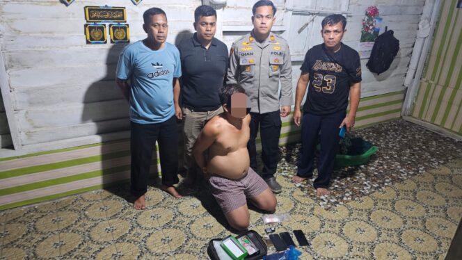 
					Gerebek Rumah Pengedar Sabu, Polisi Amankan Seorang Pria Serta BB Seberat, 1,6 Gram