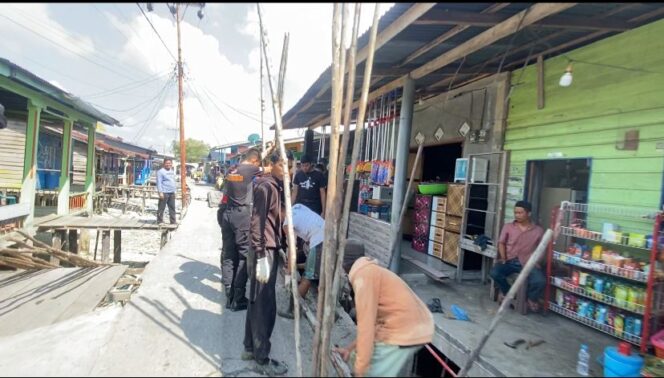 
					Aksi Heroik Polri di Panipahan, Goro Perbaiki Jalan dan Bersihkan Masjid