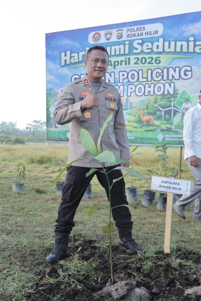 
					Peringati Hari Bumi Sedunia, Kapolres Rohil Bersama Upika Panipahan Gelar Penanaman  Pohon