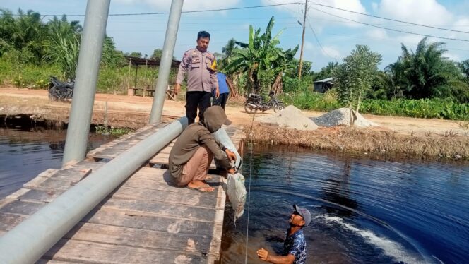 
					Tak Lagi Nyebrang Pakai Rakit, Polres Rohil Bangun Jalan Mulus Akses Menuju SD 025