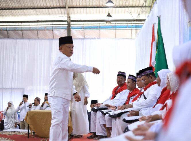 
					Ketik Tepung Tawar Iringi Langkah 110 Calon Haji, Bupati Asmar: Jaga Niat dan Kesehatan di Tanah Suci