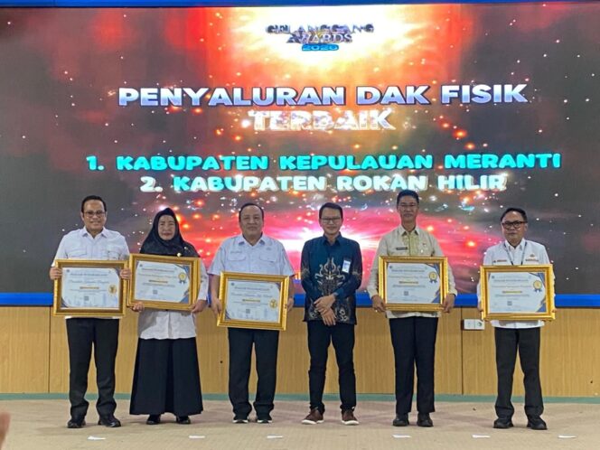 
					Luar Biasa! Pemkab Meranti Borong 4 Penghargaan dari Kemenkeu