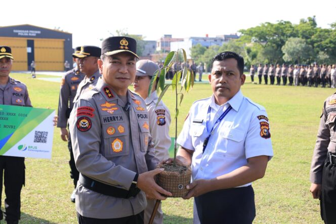 
					Kabar Baik untuk PPPK & PHL di Riau! Polda Riau Bagikan Kartu BPJS Ketenagakerjaan