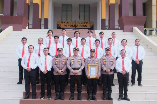 
					Ungkap 80 Kg Sabu, Kapolres Rohil Serta Personil Terima Penghargaan