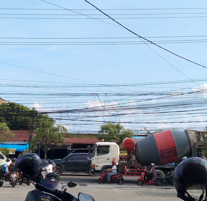 
					Kabel Sembraut Merusak Pandangan Di Kota Pekanbaru, Pemko Pekanbaru Diharap Menertibkan Untuk Keindahan Kota