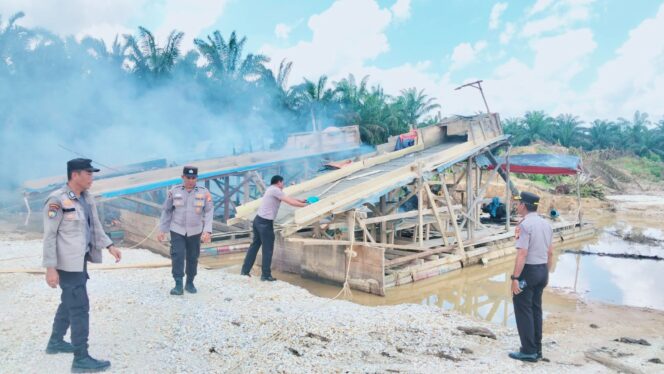 
					Sikat Habis PETI! Polda Riau Sita 6 Rakit Ilegal, Ancaman Hukum Mengintai