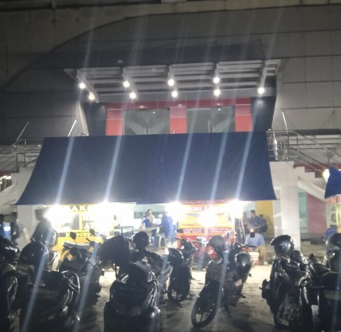 
					Ambil Kesempatan Dalam Kesempitan, Pedagang Sate Gasak Rp70 Ribu Dua Porsi Saat Pelantikan Pengurus PAN Serentak