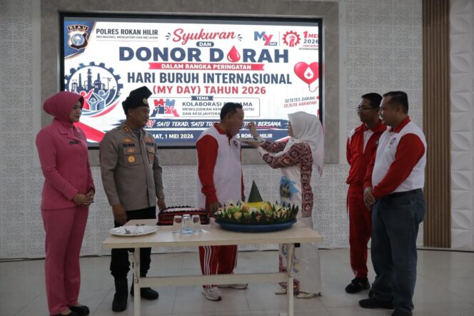 
					Donor Darah dan Bakti Sosial Hiasi Hari Buruh, Polres Rohil Gelar Syukuran May Day Berjalan Humanis