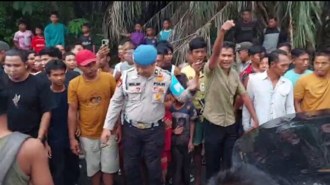 
					Detik-Detik Spontanitas Warga Rantau Kopar, Saat Polda Riau Gerebek Pengedar Narkoba