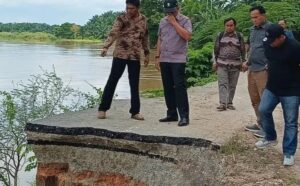 Respon Cepat Tinjau Jalan Rusak, Sekda Zulfahmi Wakili Bupati Inhu Turun ke Lokasi
