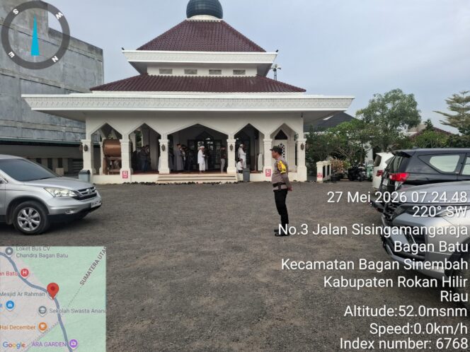 
					Polsek Bagan Sinembah Tak Hanya Amankan Sholat Id, Juga Aksi Serahkan Bibit Pohon ke Masjid
