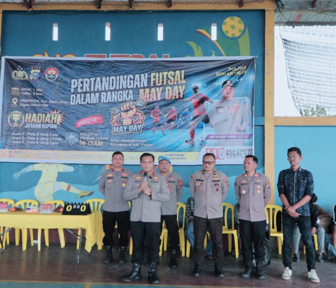 
					Peringati May Day di Panipahan, Wakapolres Rohil Resmikan Pembukaan Turnamen Futsal
