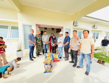 Peduli Sesama, PT Pancaran Cahaya Sedjati Salurkan Bantuan Sembako untuk Korban Banjir di Logas Hilir