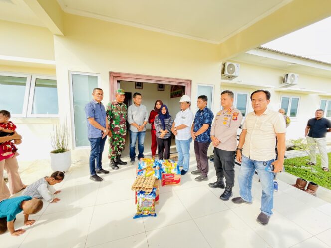 
					Peduli Sesama, PT Pancaran Cahaya Sedjati Salurkan Bantuan Sembako untuk Korban Banjir di Logas Hilir