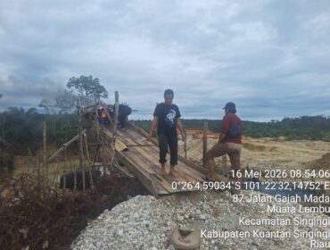 Respons Cepat Laporan Warga, Polsek Singingi Hanguskan 7 Rakit Tambang Emas Ilegal di Logas Hilir