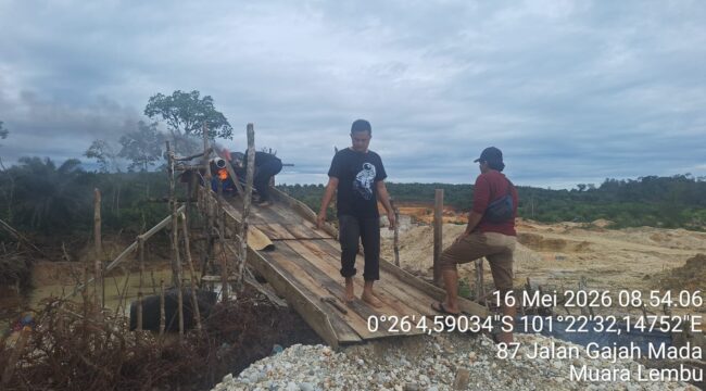 Respons Cepat Laporan Warga, Polsek Singingi Hanguskan 7 Rakit Tambang Emas Ilegal di Logas Hilir