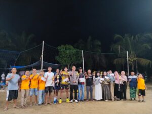 RT 06 dan AC Pangeran Senior Jawara, Aipda Mariono Resmi Tutup Turnamen Voli Bhabinkamtibmas Cup 1 Sungai Langsat