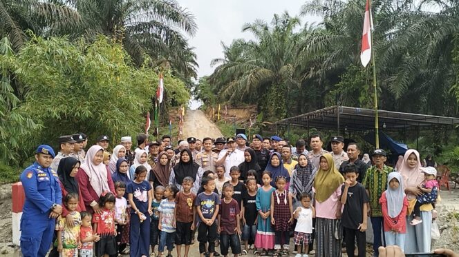 
					Resmikan Jembatan Merah Putih di Desa Sungai Kuning, Polsek Singingi Gelar Syukuran dan Pelepasan Personel BKO Polda Riau