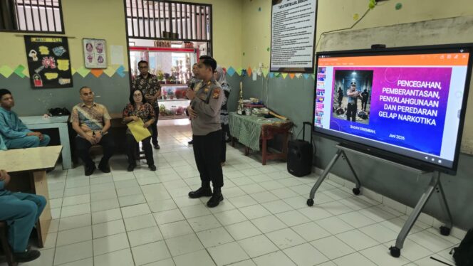 
					Kapolsek Gelar Sosialisasi di SMA Yapim Taruna, Ingatkan Bahaya Narkoba dan Kenakalan Remaja